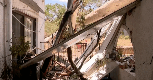 'É simplesmente horrível': uma enorme árvore de eucalipto atinge a casa durante uma tempestade violenta

