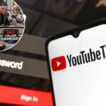 O logotipo do YouTube TV aparece na tela de um smartphone ao lado de uma tela de login com e-mail e senha em Reno, Estados Unidos, em 15 de dezembro de 2024.