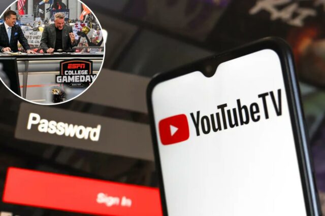 ESPN apaga no YouTube TV enquanto disputa de transporte exclui O logotipo do YouTube TV aparece na tela de um smartphone ao lado de uma tela de login com e-mail e senha em Reno, Estados Unidos, em 15 de dezembro de 2024.