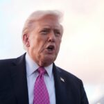 O presidente Donald Trump fala aos repórteres após chegar no Força Aérea Um, sexta-feira, 17 de outubro de 2025, no Aeroporto Internacional de Palm Beach, em West Palm Beach, Flórida.