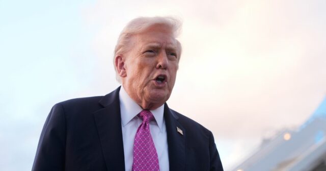 O presidente Donald Trump fala aos repórteres após chegar no Força Aérea Um, sexta-feira, 17 de outubro de 2025, no Aeroporto Internacional de Palm Beach, em West Palm Beach, Flórida.