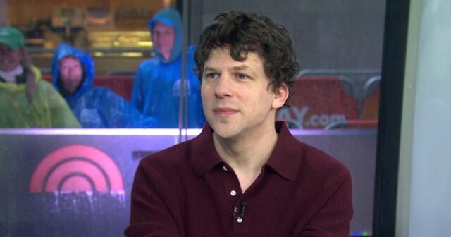 EXCLUSIVO: Jesse Eisenberg responde aos rumores de que recusou a Jesse Eisenberg como Mark Zuckerberg em