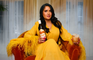 EXCLUSIVO: Salma Hayek também não sabe que permanece na caneca no novo anúncio da Kahlúa-Dunkin ‘ Licor de creme Kahlúa Dunkin' Caramel Swirl