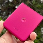 Motorola Razr Ultra 2025 em Pink Cabaret sentado na mesa