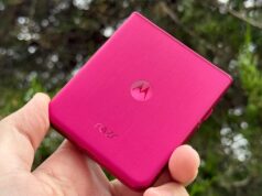 Economize $ 1.000 na T-Mobile no meu celular preferido Motorola Razr Ultra 2025 em Pink Cabaret sentado na mesa