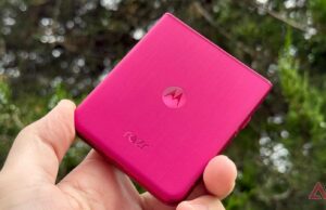 Economize $ 1.000 na T-Mobile no meu celular preferido Motorola Razr Ultra 2025 em Pink Cabaret sentado na mesa