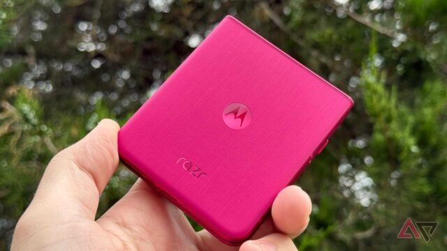 Motorola Razr Ultra 2025 em Pink Cabaret sentado na mesa