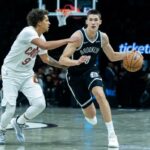O guarda do Brooklyn Nets, Egor Demin (8), contorna o guarda do Cleveland Cavaliers, Craig Porter Jr. (9), no segundo tempo no Barclays Center, sexta-feira, 24 de outubro de 2025, no Brooklyn, NY.