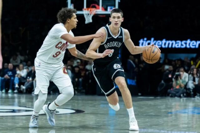 Egor Demin, do Nets, mantém o foco em fazer progressos O guarda do Brooklyn Nets, Egor Demin (8), contorna o guarda do Cleveland Cavaliers, Craig Porter Jr. (9), no segundo tempo no Barclays Center, sexta-feira, 24 de outubro de 2025, no Brooklyn, NY.