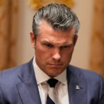 O secretário de Defesa Pete Hegseth fala com líderes militares seniores na Base do Corpo de Fuzileiros Navais de Quantico, terça-feira, 30 de setembro de 2025 em Quantico, Virgínia.