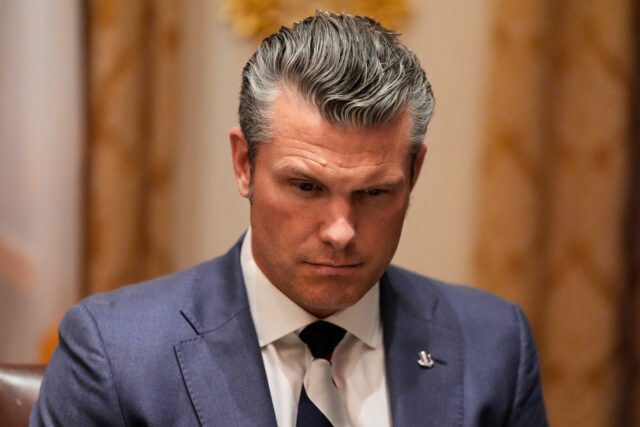 O secretário de Defesa Pete Hegseth fala com líderes militares seniores na Base do Corpo de Fuzileiros Navais de Quantico, terça-feira, 30 de setembro de 2025 em Quantico, Virgínia.