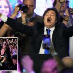 O presidente da Argentina, Javier Milei, comemora após vencer as eleições legislativas de meio de mandato em Buenos Aires, Argentina, domingo, 26 de outubro de 2025.