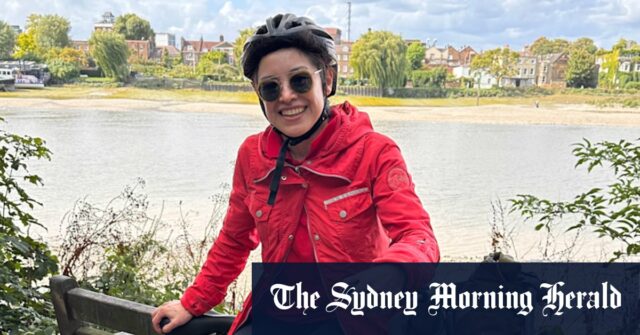 Ciclistas atravessando a Ponte Westminster, em Londres.