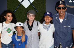 Ellen Pompeo faz um raro passeio em família com o marido e três filhos na World Series Ellen Pompeo teve a melhor noite no Emmy de 2023 com a filha Stella como acompanhante