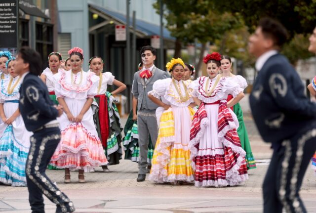 Em resposta aos temores sobre a aplicação do ICE, as Em resposta aos temores sobre a aplicação do ICE, as cidades da Bay Area garantem que todos estarão protegidos durante o Halloween