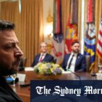Volodymyr Zelensky fala à mídia do outro lado da rua da Casa Branca, após seu encontro com Trump.