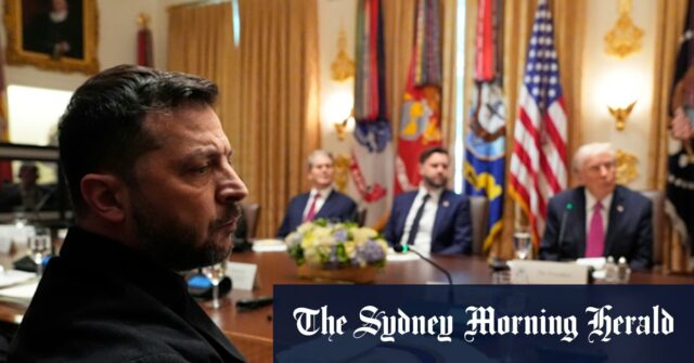 Volodymyr Zelensky fala à mídia do outro lado da rua da Casa Branca, após seu encontro com Trump.