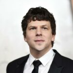 Em seu próximo truque, Jesse Eisenberg fará seu rim desaparecer – em um estranho