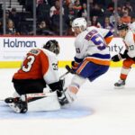 Emil Heineman marca os gols vencedores do jogo, Samuel Ersson, durante o terceiro período da vitória da pré-temporada dos Islanders por 4-3 sobre os Flyers em 2 de outubro de 2025.