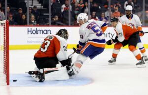 Emil Heineman, do Islanders, brilha no papel dos seis primeiros com o objetivo de vencer o jogo Emil Heineman marca os gols vencedores do jogo, Samuel Ersson, durante o terceiro período da vitória da pré-temporada dos Islanders por 4-3 sobre os Flyers em 2 de outubro de 2025.