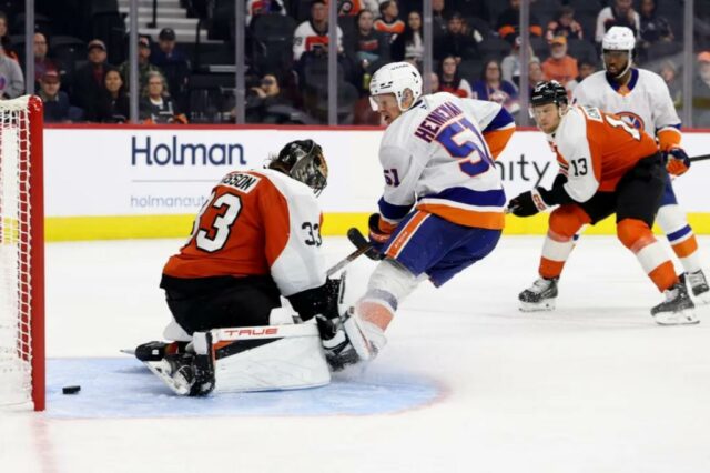 Emil Heineman marca os gols vencedores do jogo, Samuel Ersson, durante o terceiro período da vitória da pré-temporada dos Islanders por 4-3 sobre os Flyers em 2 de outubro de 2025.