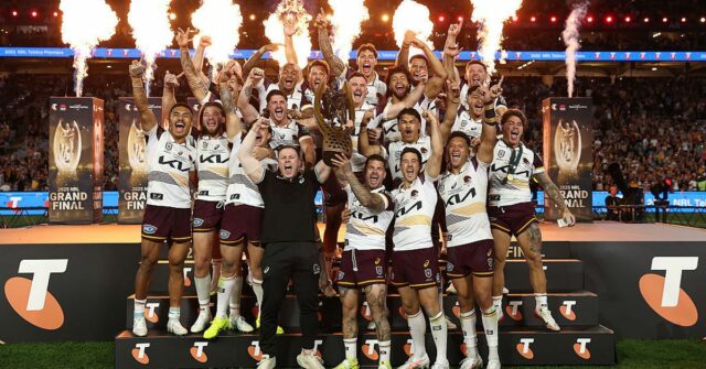 Adam Reynolds e Billy Walters, do Broncos, mantêm o troféu Provan-Summons.