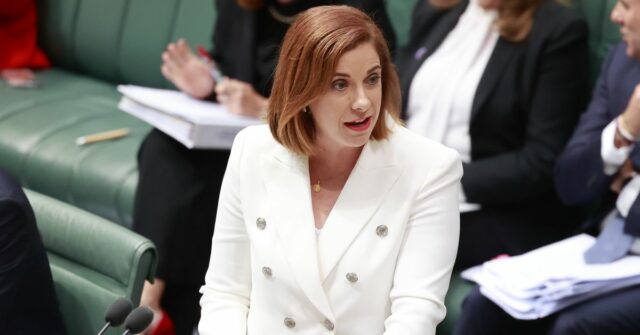 Empresas de telecomunicações forçadas a tornar públicas as interrupções com CANBERRA, AUSTRÁLIA - OUTUBRO 07: O Ministro do Esporte, Ministro das Comunicações, Hon Anika Wells MP, responde a perguntas no período de perguntas em 07 de outubro de 2025 em Canberra, Austrália. O parlamento da Austrália reuniu-se para sessões quando uma série de questões prementes vieram à tona, desde a inflação e o custo de vida a nível interno até à relação da Austrália com os seus aliados na região e fora dela, a nível internacional. (Foto de Hilary Wardhaugh/Getty Images)