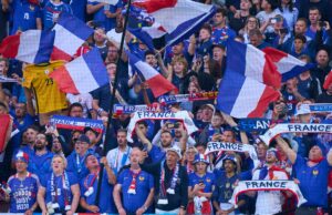 Emprestado do Utd masculino radiante por sua seleção sub-19, marca três gols na vitória por 5-3 Enzo Kana-Biyik assina pelo Manchester United.