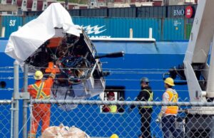 Engenharia defeituosa levou à implosão do submersível Titan, que matou cinco ARQUIVO - Detritos do submersível Titan, recuperados do fundo do oceano perto dos destroços do Titanic, são descarregados do navio Horizon Arctic no cais da Guarda Costeira canadense em St. John's, Newfoundland, 28 de junho de 2023. (Paul Daly/The Canadian Press via AP, Arquivo)