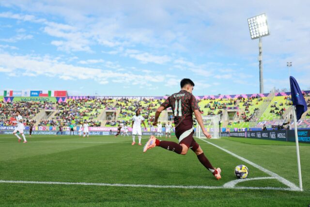 Gilberto Mora drible para o México U20.