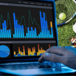 Especialistas alertam que os mercados de previsões aumentam os riscos de manipulação de resultados em meio ao escândalo de apostas esportivas da NBA. Uma pessoa usa um laptop exibindo tabelas e gráficos relacionados a dados de apostas esportivas, com equipamentos de tênis e futebol colocados na grama ao fundo.