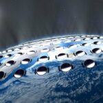 Vários painéis solares cobrem um campo.