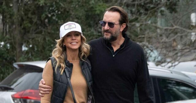 Kevin Costner dá uma reação tímida quando questionado sobre o namoro da ex-mulher Christine Baumgartner com um ex-vizinho