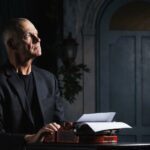 Esta criança talentosa lançou sua primeira história aos 12 anos. Ela desapareceu permanentemente aos 25. Sua história é uma música totalmente nova.