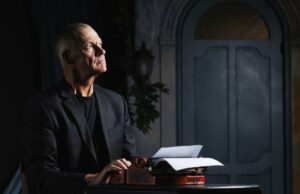 Esta criança talentosa lançou sua primeira história aos 12 anos. Ela desapareceu permanentemente aos 25. Sua história é uma música totalmente nova. Esta criança talentosa lançou sua primeira história aos 12 anos. Ela desapareceu permanentemente aos 25. Sua história é uma música totalmente nova.