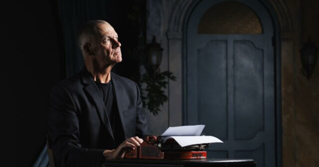 Esta criança talentosa lançou sua primeira história aos 12 anos. Esta criança talentosa lançou sua primeira história aos 12 anos. Ela desapareceu permanentemente aos 25. Sua história é uma música totalmente nova.