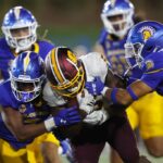 Kyri Shoels (4) do San Jose State Spartans comemora seu touchdown com um companheiro de equipe após marcar contra o Stanford Cardinal no primeiro tempo de um jogo de futebol no Statanford Stadium em Stanford, Califórnia, no sábado, 27 de setembro de 2024. (Ray Chavez/Bay Area News Group)