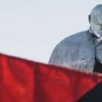 Estátua do papa 'fascista' João Paulo II desfigurou pelos manifestantes pró-palestinos em Roma