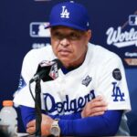 O técnico dos Dodgers, Dave Roberts, fala com os repórteres após a derrota dos Dodgers por 6-2 para os Blue Jays no jogo 4 da World Series em 28 de outubro de 2025.