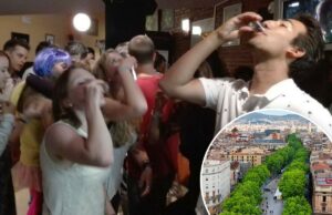 Este centro de viagens europeu está proibindo as idas aos bares, enquanto as autoridades municipais procuram “salvaguardar o direito dos residentes ao descanso” Pessoas em um pub rastejam bebendo shots.