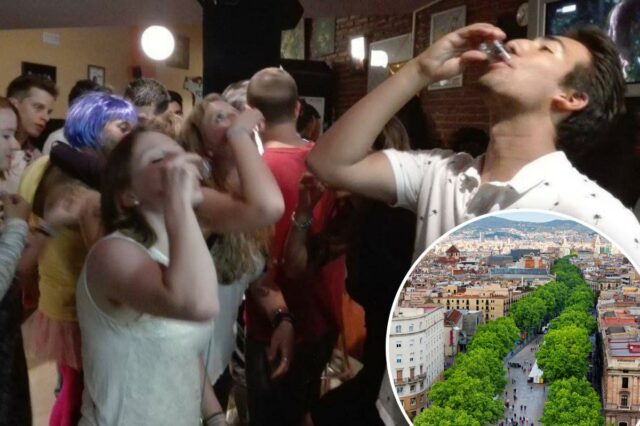 Este centro de viagens europeu está proibindo as idas aos Pessoas em um pub rastejam bebendo shots.