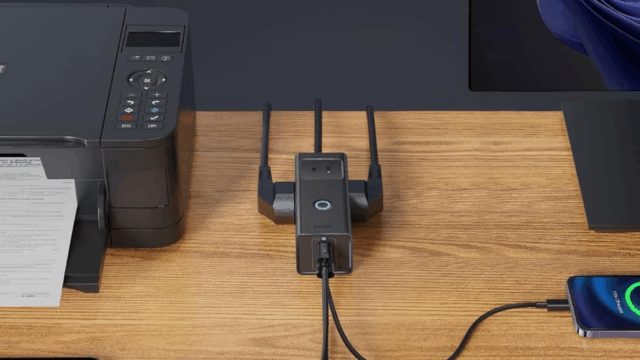 Baseus Power Strip Surge Protector 1200J conectado ao telefone