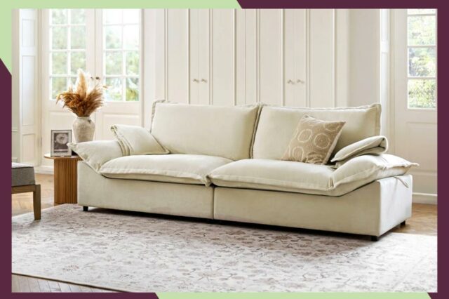 Este sofá chique na nuvem custa menos de US $ Sofá Wayfair