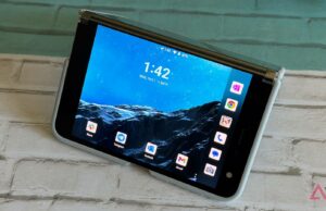 Eu ainda pego a dupla da área de superfície do Microsoft sobre as dobráveis atuais; Abaixo está o porquê A dupla de superfície da Microsoft dobrou para permitir o uso de uma mão