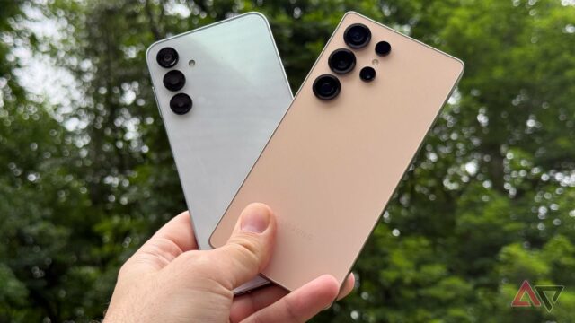Samsung Galaxy S25 Ultra sentado em uma rocha