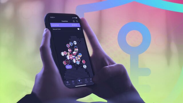 Uma ilustração fotográfica do ícone do Proton VPN com várias peças de quebra-cabeça rosa no fundo.