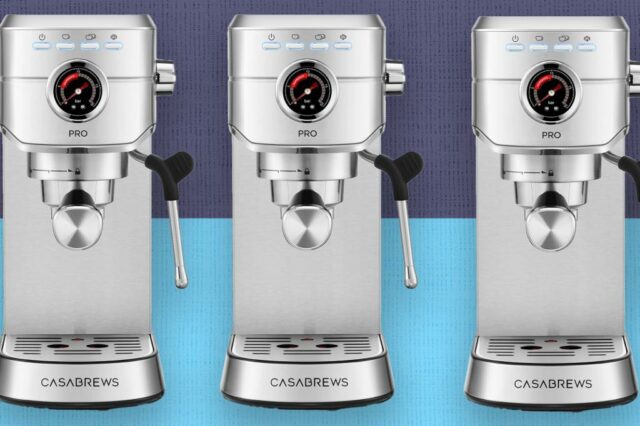 Máquina de café expresso prateada