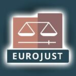 A Eurojust acusa duas redes ilegais de casino online com mais de mil milhões de euros. Logótipo da Eurojust sobre fundo azul escuro