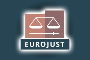 Eurojust fatura 2 mais de mil milhões de euros de A Eurojust acusa duas redes ilegais de casino online com mais de mil milhões de euros. Logótipo da Eurojust sobre fundo azul escuro