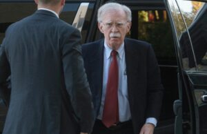 Ex-assessor de Trump se declara inocente em caso de documentos confidenciais João Bolton